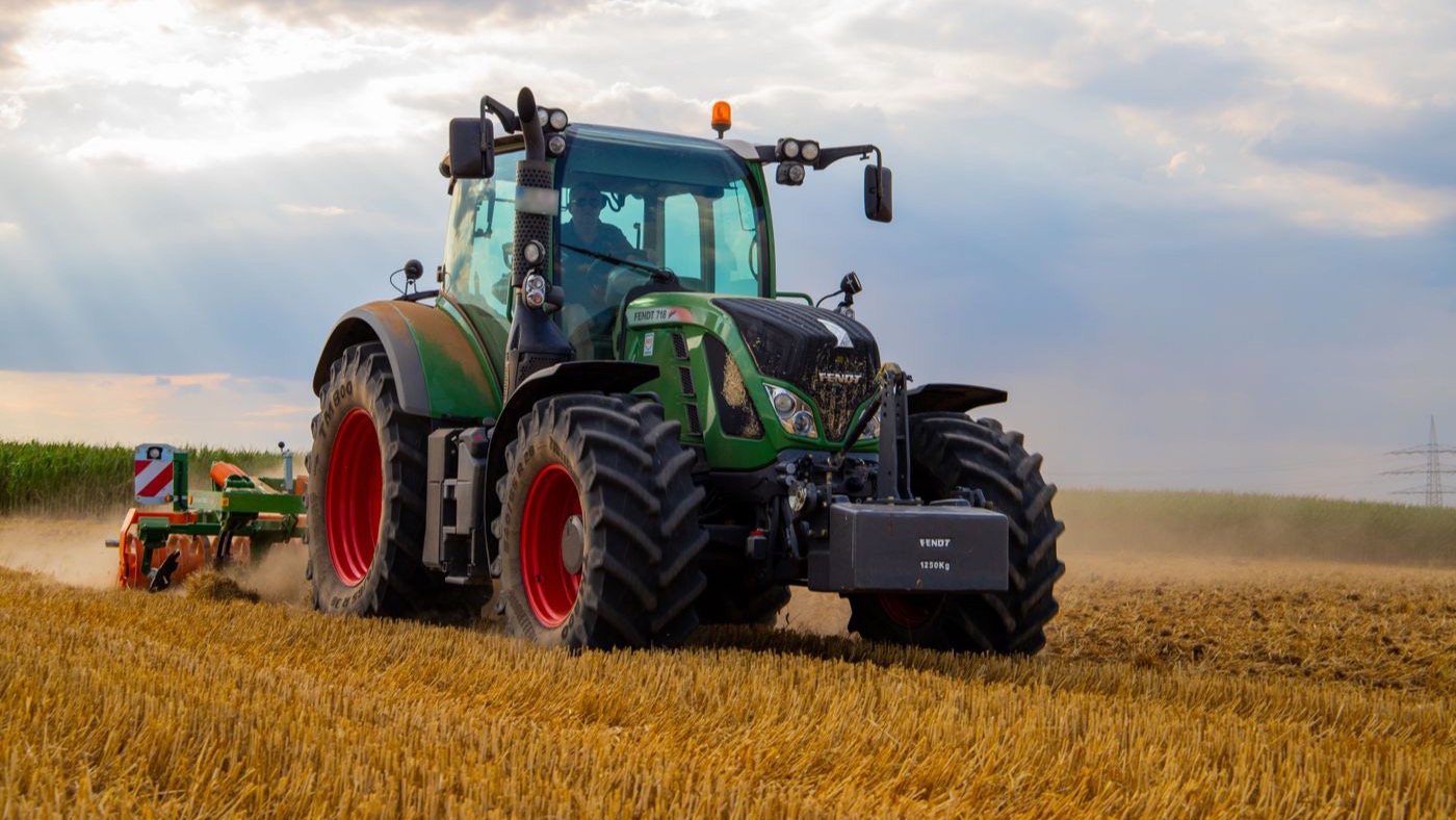 Trator Fendt trabalhando no campo